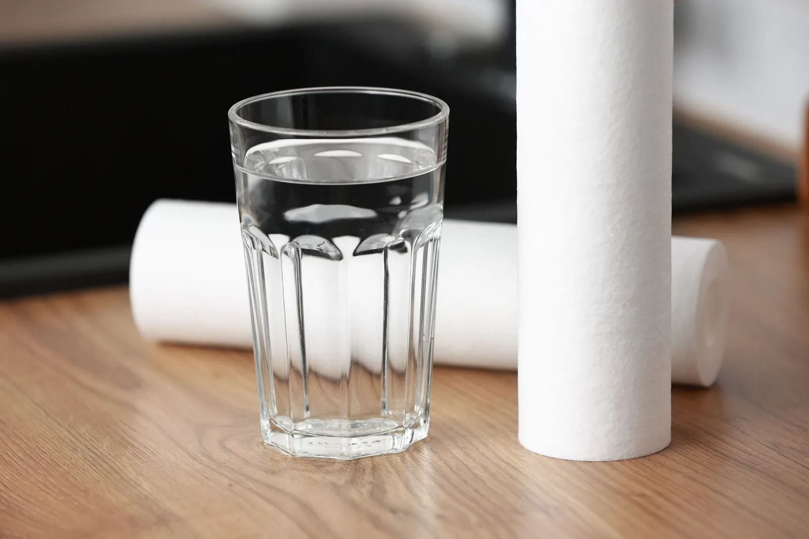 Het verschil tussen gedemineraliseerd en gedestilleerd water