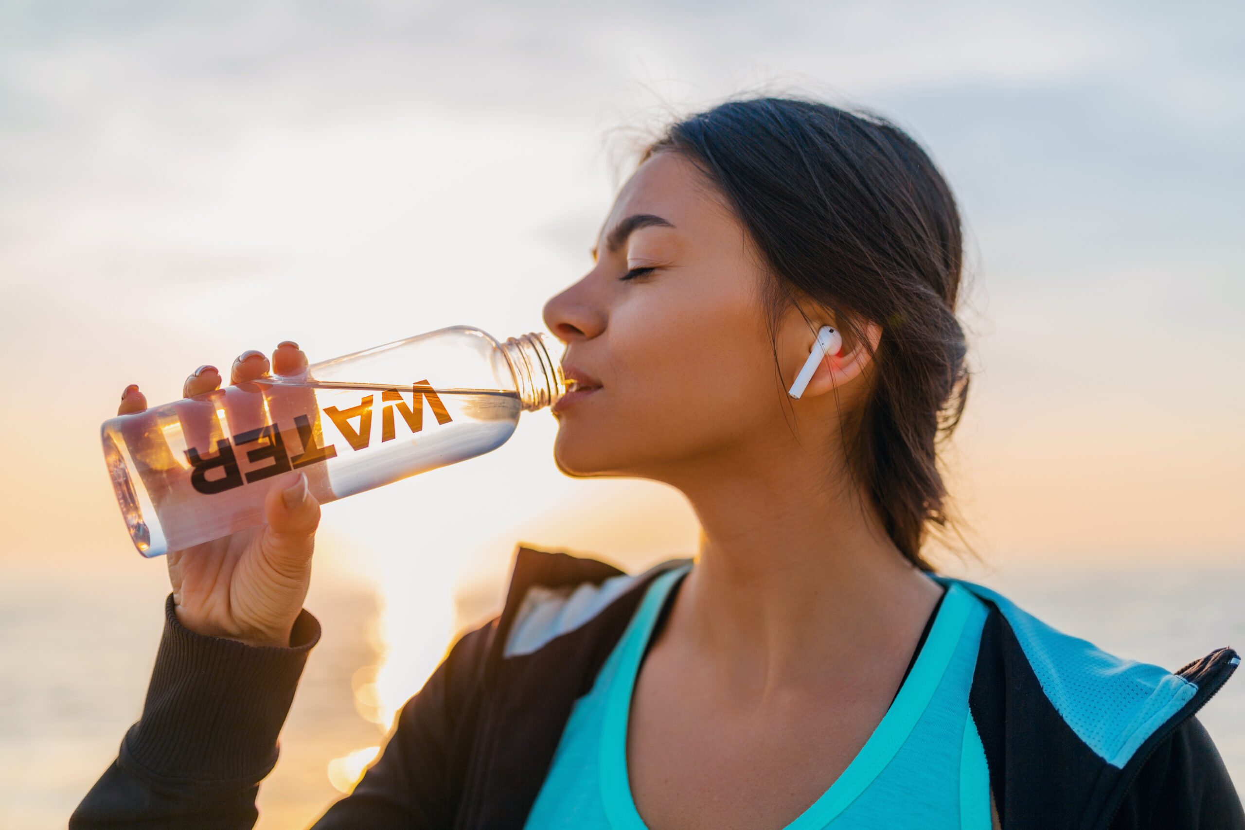Jonge vrouw drinkt gedestilleerd water