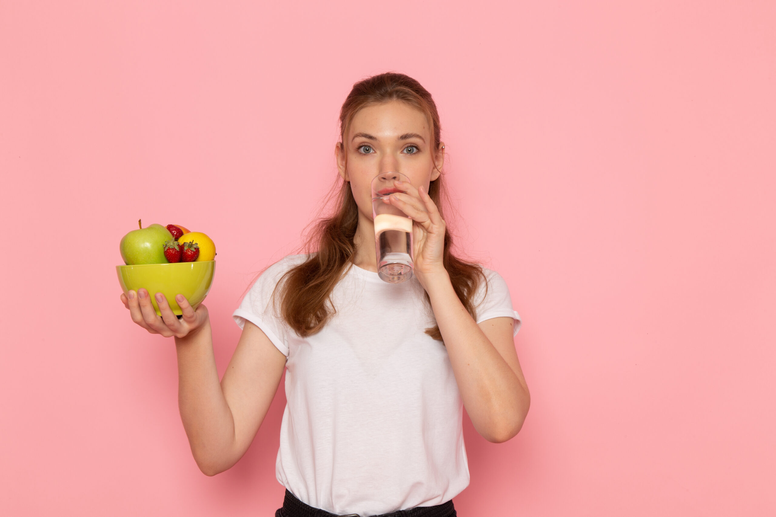 gezonde vrouw die zuiver water drinkt